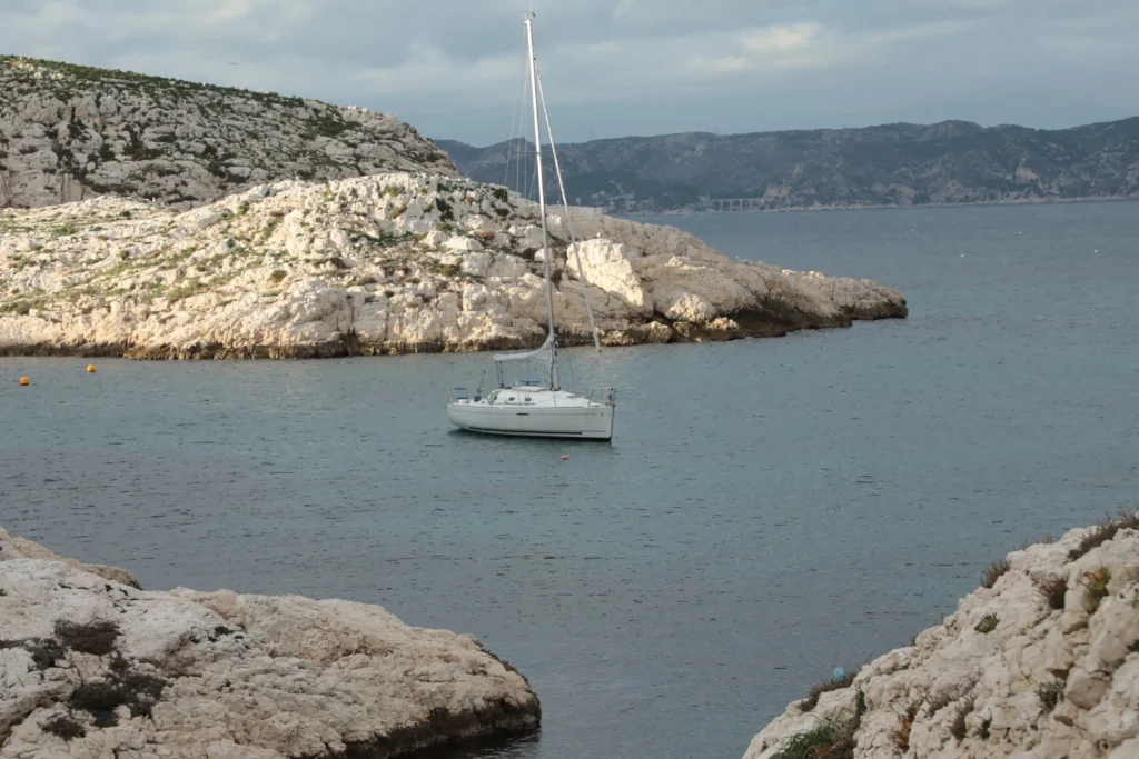 Seacoast - Sailing boat with anchor alarm