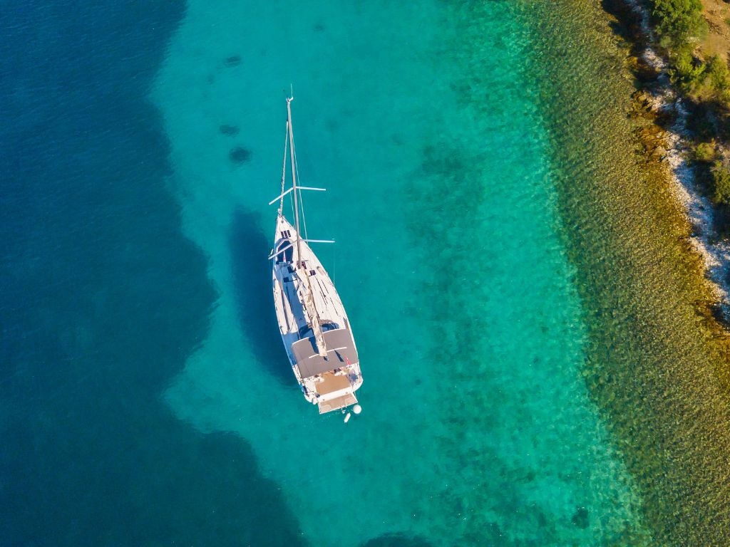 Boat anchoring | Sailboat on the water
